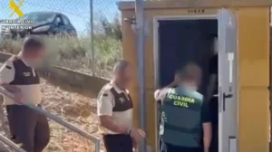 12 guardias civiles y personal del canal en una de las casetas asaltadasr d692 429