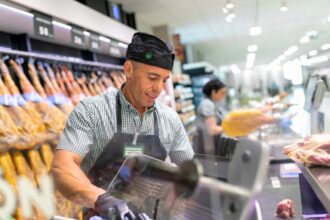 2051 trabajador en una tienda de mercadona
