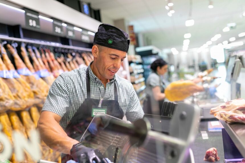 2051 trabajador en una tienda de mercadona