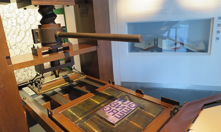 2666 el muvim abre su espai gutenberg con una replica de la imprenta del siglo