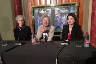 2827 el teatro olympia estrena en espana nuda una obra que combina teatro y acrobacias