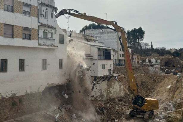 Derribo de casas afectadas por la DANA en Chiva.