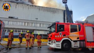 Un incendi crema una nau de Mercadona a un polígon industrial de Riba-roja de Túria 39 3363 mercadona incendi nau