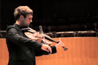 3410 russell davies y la ov interpretan las obras maestras de adams y schnittke
