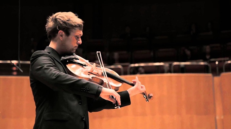 3410 russell davies y la ov interpretan las obras maestras de adams y schnittke