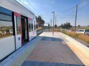 Entren en servei les plataformes d'accés al tren per a persones de mobilitat reduïda en les estacions de Carlet i Alginet 14 4687 alginet plataforma ferrocarrils generalitat tren