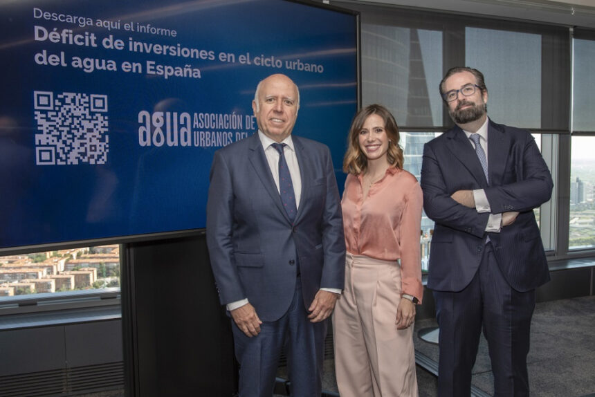 5270 pie de foto hilario albarracin presidente de agua victoria arnau periodista y presentadora de antena3 noticias y santiago otero socio de estrategia de pwc