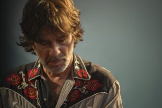 5618 quique gonzalez llega al claustro de san miguel de los reyes con su gira 25 aniversario foto fernando maquieira
