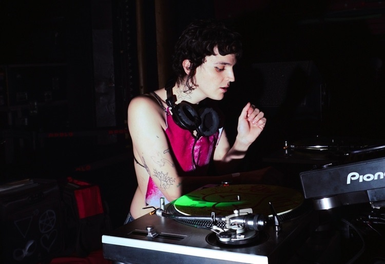 5766 el ivam ofrece este viernes una sesion de la dj artista y poeta joven de la perla