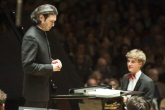 5828 jurowski llega al palau de la musica junto a lisiecki y la sinfonica de radio berlin foto eva ripoll
