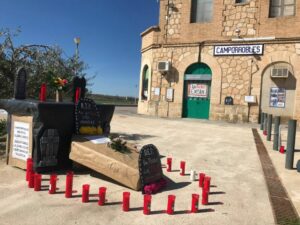 6152 manualidad con la protesta si el tren se muere se mueren nuestros pueblos foto plataforma tren a camporrobles