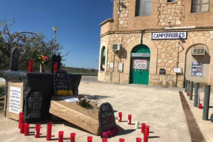 6152 manualidad con la protesta si el tren se muere se mueren nuestros pueblos foto plataforma tren a camporrobles