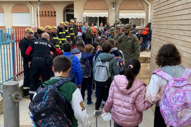 Vuelta de los alumnos de Picanya al colegio tras la DANA.