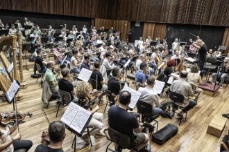 6964 ensayo de la orquesta de valencia dirigida por alexander liebreich foto live miusic valencia