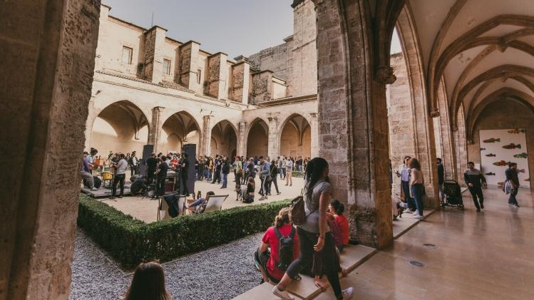 7158 el centre del carme explora con el arte su nuevo programa de educacion y mediacion