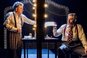 7334 carles alberola y alfred pico suben a escena lultim ball en el talia