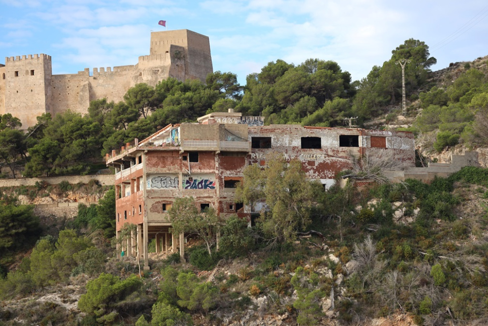 Cullera té un nou mirador a la mar en el vessant del castell després de derrocar un restaurant en ruïnes abandonat 2 Antic restaurant enderrocat a Cullera.
