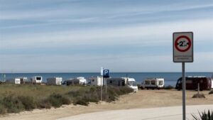 Elche y Santa Pola prohíben el acceso de autocaravanas a las playas para evitar acampadas ilegales 32 772 elche autocaravanas playa