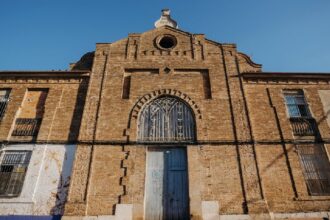 7785 nace mercader en el arco de entrada a el cabanyal