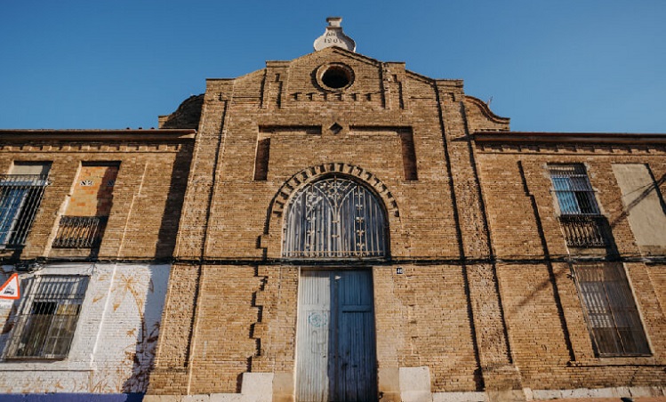 7785 nace mercader en el arco de entrada a el cabanyal