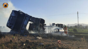 El incendio de un camión frigorífico en Alginet obliga a cortar unas horas la A-7 11 8436 incendio camion a 7 alginet 01
