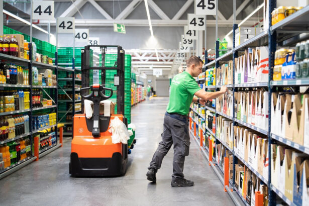 Trabajador en un almacén.