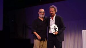 8792 paolo sorrentino galardonado con la palmera de honor de mostra de valencia