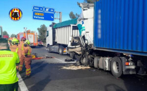 Un mort i cinc ferits en dos accidents múltiples en l'autovia A-35 a entre Montesa i Vallada 5 9016 vallada bombers accident a35