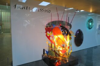 9033 el arte y la luz de angela bassano iluminan el cubo del muvim