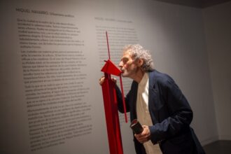 9206 miquel navarro junto a una de las piezas que componen la exposicion