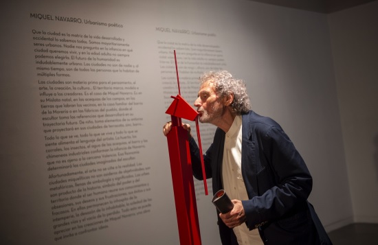 9206 miquel navarro junto a una de las piezas que componen la