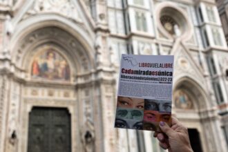 9563 la antologia cada mirada es unica que recoge la seleccion de talentos de libro vuela libre desde valencia frente a la catedral de florencia