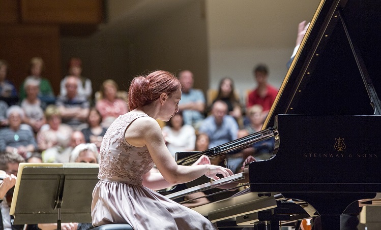 9580 la orquesta de valencia anne hinrichsen y varvara conmemoran el dia de las mujeres foto eva ripoll