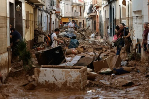 Calle de Paiporta tras la DANA.