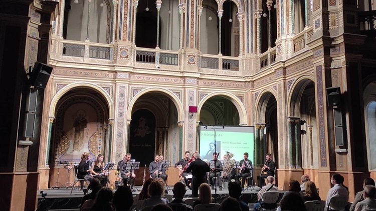 1554 la diputacio de valencia inicia su ciclo de conciertos musica en construccio