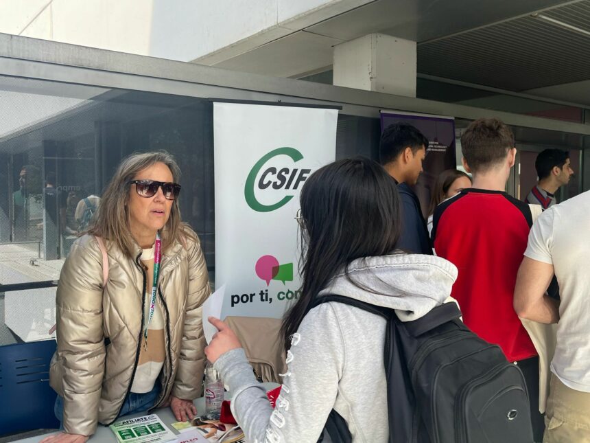 CSIF instaló un estand informativo en el que ofreció orientación sobre las salidas profesionales en el sector público