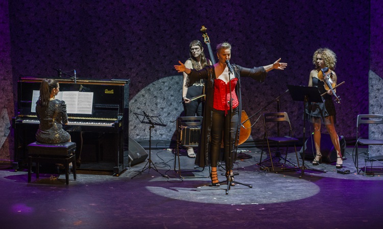 4950 la cantante graciela di palma sube a la escena del teatro flumen su show tango virtual