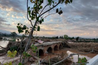 El Pont Vell de Riba-roja dañado por la Dana