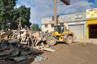Trabajos de limpieza de un polígono de Riba-roja de Túria tras la DANA.