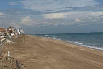 Trabajos de limpieza de las playas de Sueca