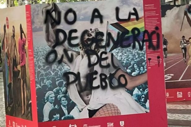 Un dels panells sobre l'orgull LGTBIQ+ atacats en Gandia.