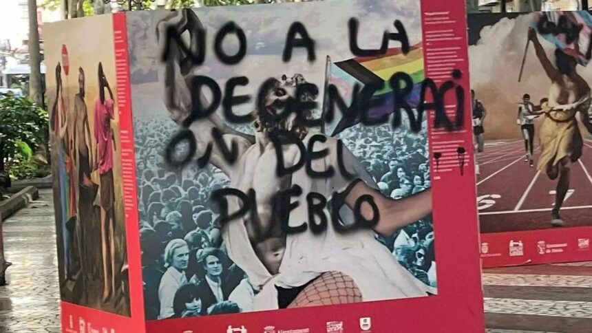 Un dels panells sobre l'orgull LGTBIQ+ atacats en Gandia.