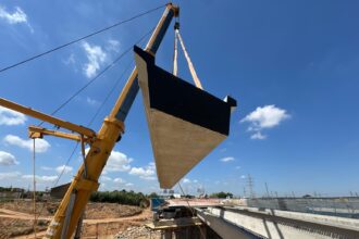 Imagen de la colocación de vigas en el puente sobre la CV-33.