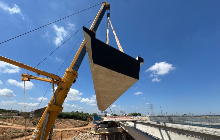 Imagen de la colocación de vigas en el puente sobre la CV-33.