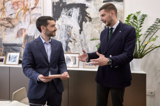 El ministre Pablo Bustinduy, junt a l'alcalde de Gandia, José manuel Prieto.