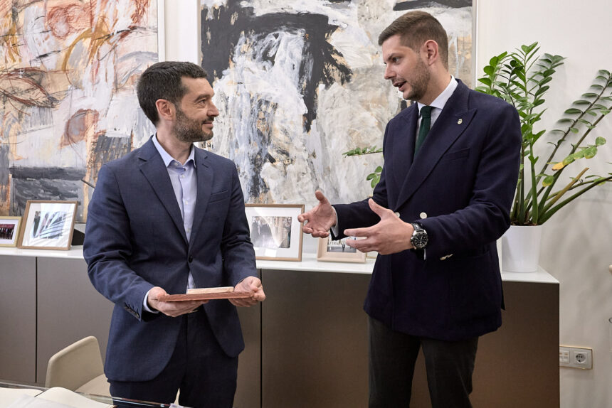 El ministre Pablo Bustinduy, junt a l'alcalde de Gandia, José manuel Prieto.