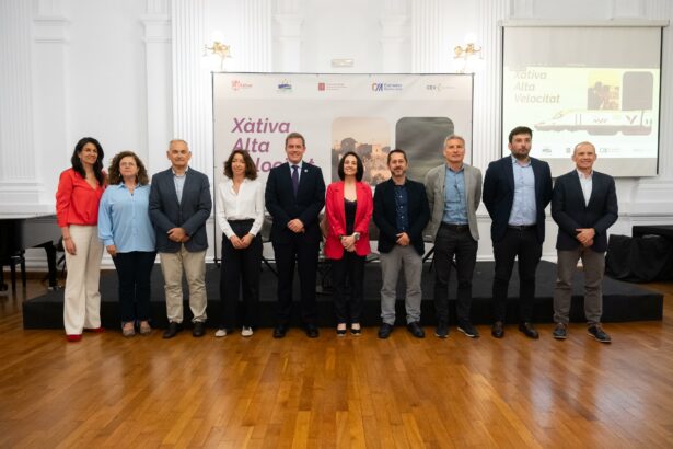Ponents participants en la jornada sobre l'AVE a Xàtiva.