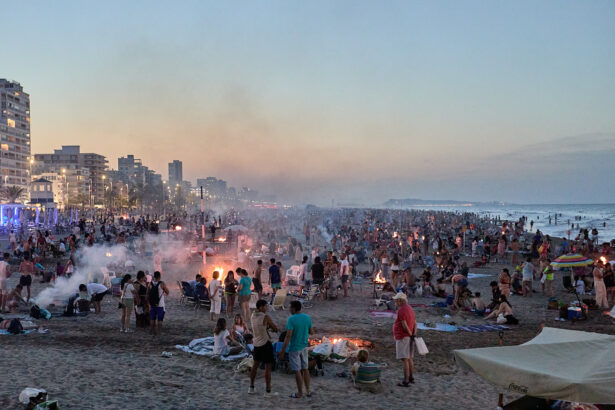 La playa de Gandia durante la noche de San Juan.