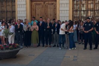 Imagen del minuto de silencio realizado en Algemesí junto a los familiares de las víctimas.
