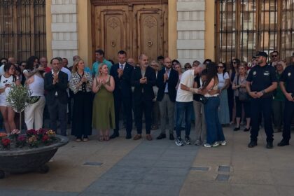 Imagen del minuto de silencio realizado en Algemesí junto a los familiares de las víctimas.